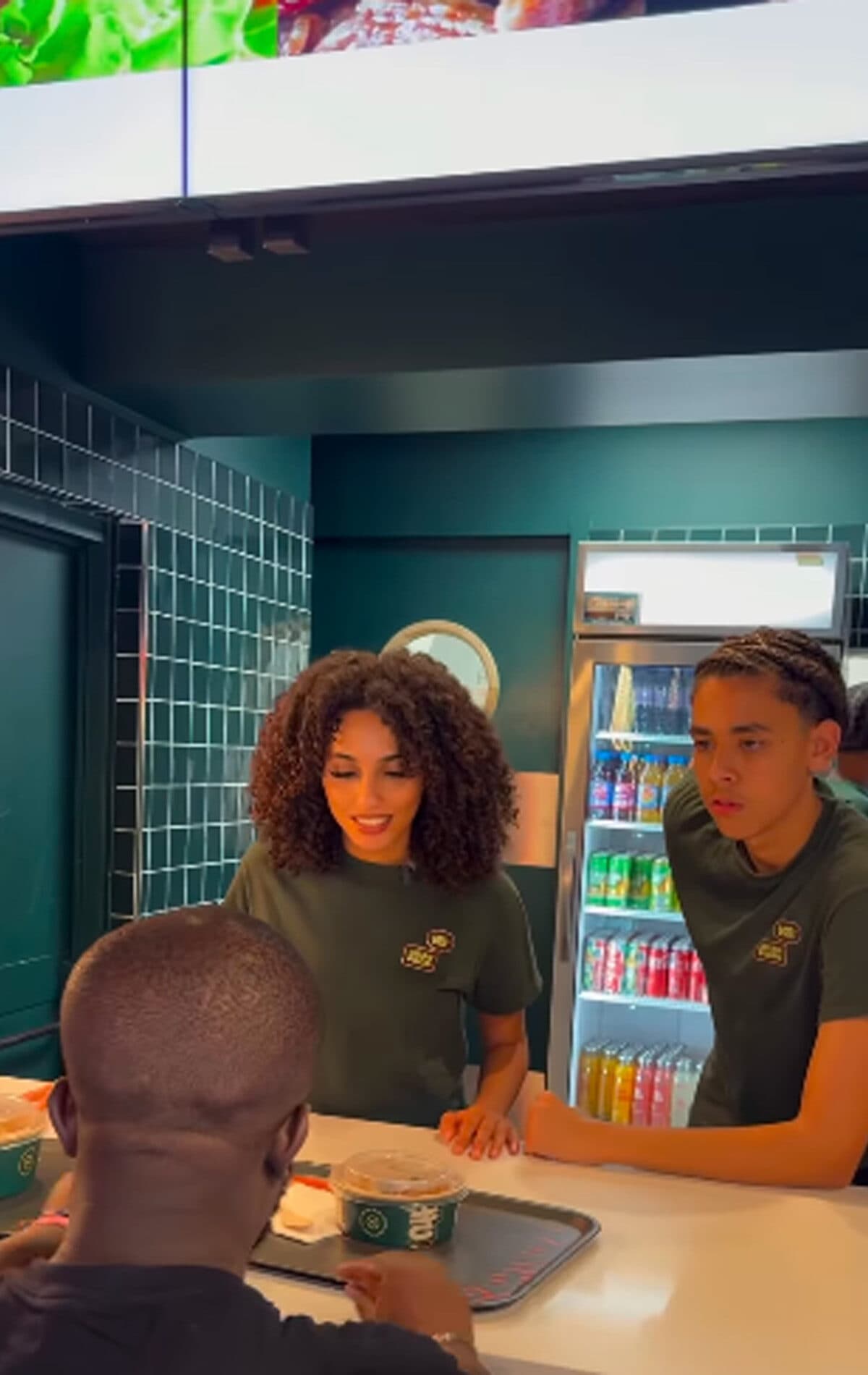 Équipiers d'un restaurant Krousty Sabaïdi